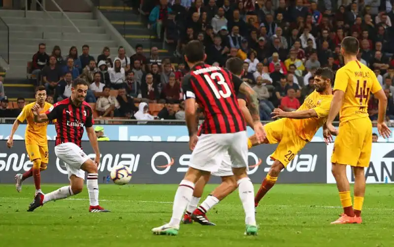 Kessie porta in vantaggio i rossoneri che vengono raggiunti da un diagonale di Fazio. Nei minuti di recupero Cutrone segna il gol vittoria su assist di Higuain.