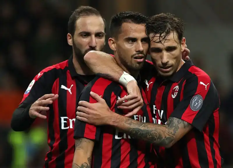 Girandola d'emozioni a Milano con la Samp che ribalta il vantaggio di CUtrone con Saponara e Quagliarella. I rossoneri però reagiscono e risorpassano i liguri con Higuain e Suso. 