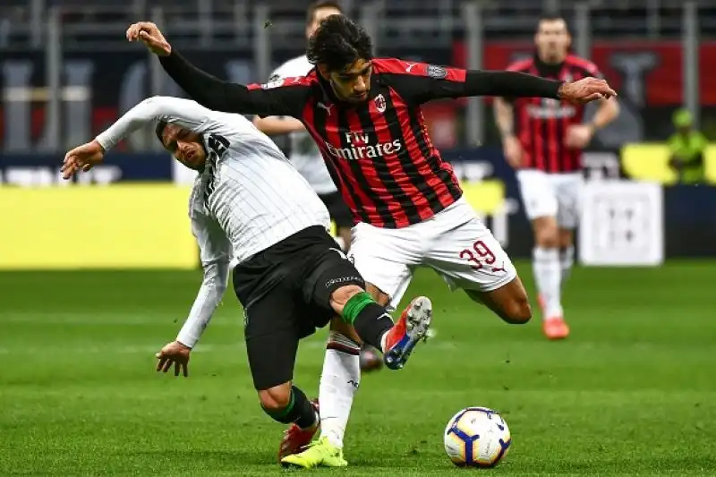 I rossoneri non brillano ma basta l'autorete di Lirola a piegare il Sassuolo.