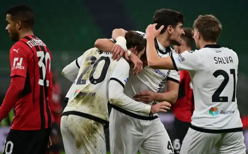 I rossoneri sprecano l'occasione per superare l'Inter e vengono battuti in rimonta dagli spezzini