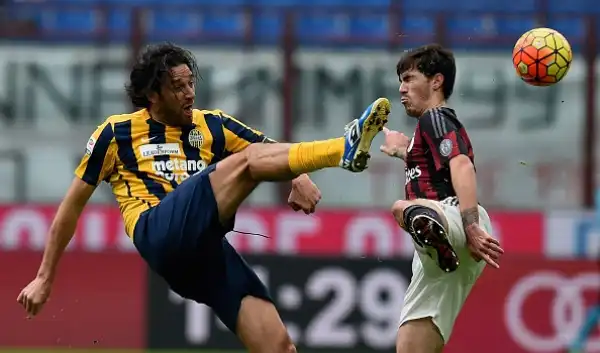 Toni blocca il Milan: fischi a San Siro. I rossoneri pareggiano in casa contro l'ultima in classifica. Vittorie interne per Chievo e Empoli.