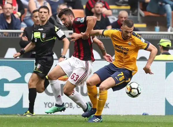 I rossoneri non danno scampo al già senza speranze Verona, segna anche Abate.