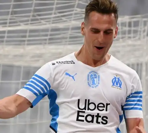 Arek Milik soffre mentre il Napoli vola