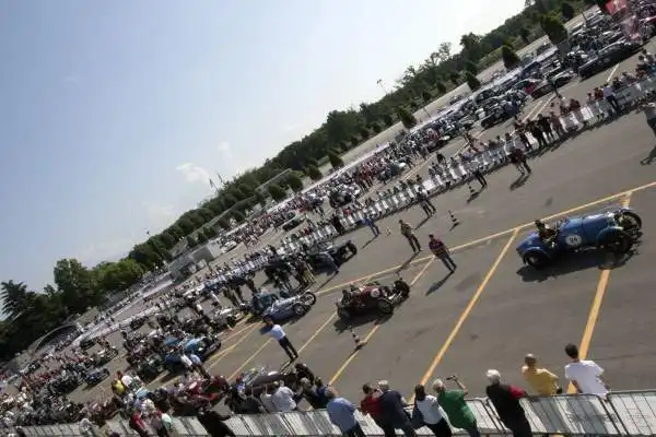 La rievocazione della storica corsa per auto d’epoca, prima della sua passerella finale di Brescia, ha fatto visita ad uno dei templi dell’automobilismo mondiale, l’Autodromo Nazionale di Monza.