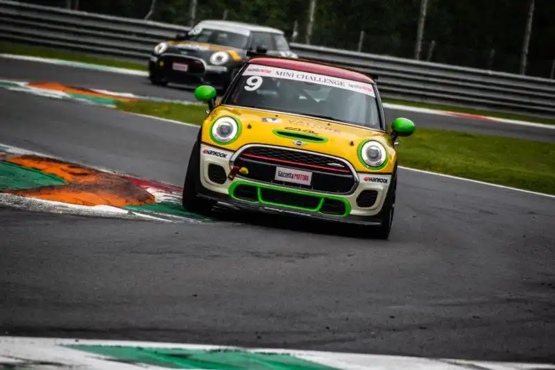 La pista umida non ha di certo placato la grinta dei piloti. Foto di Cristian Lovati