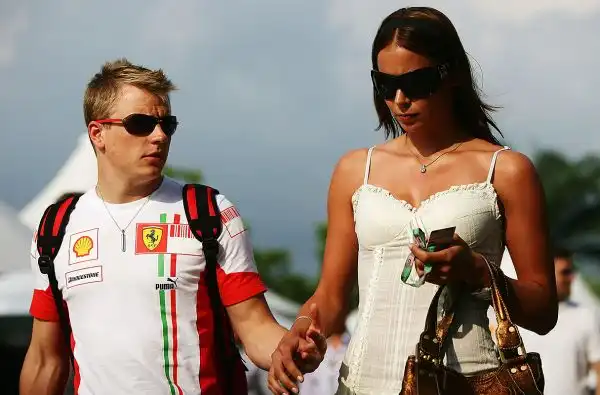 E' bella e poco diplomatica la moglie del pilota ferrarista Kimi Raikkonen.
