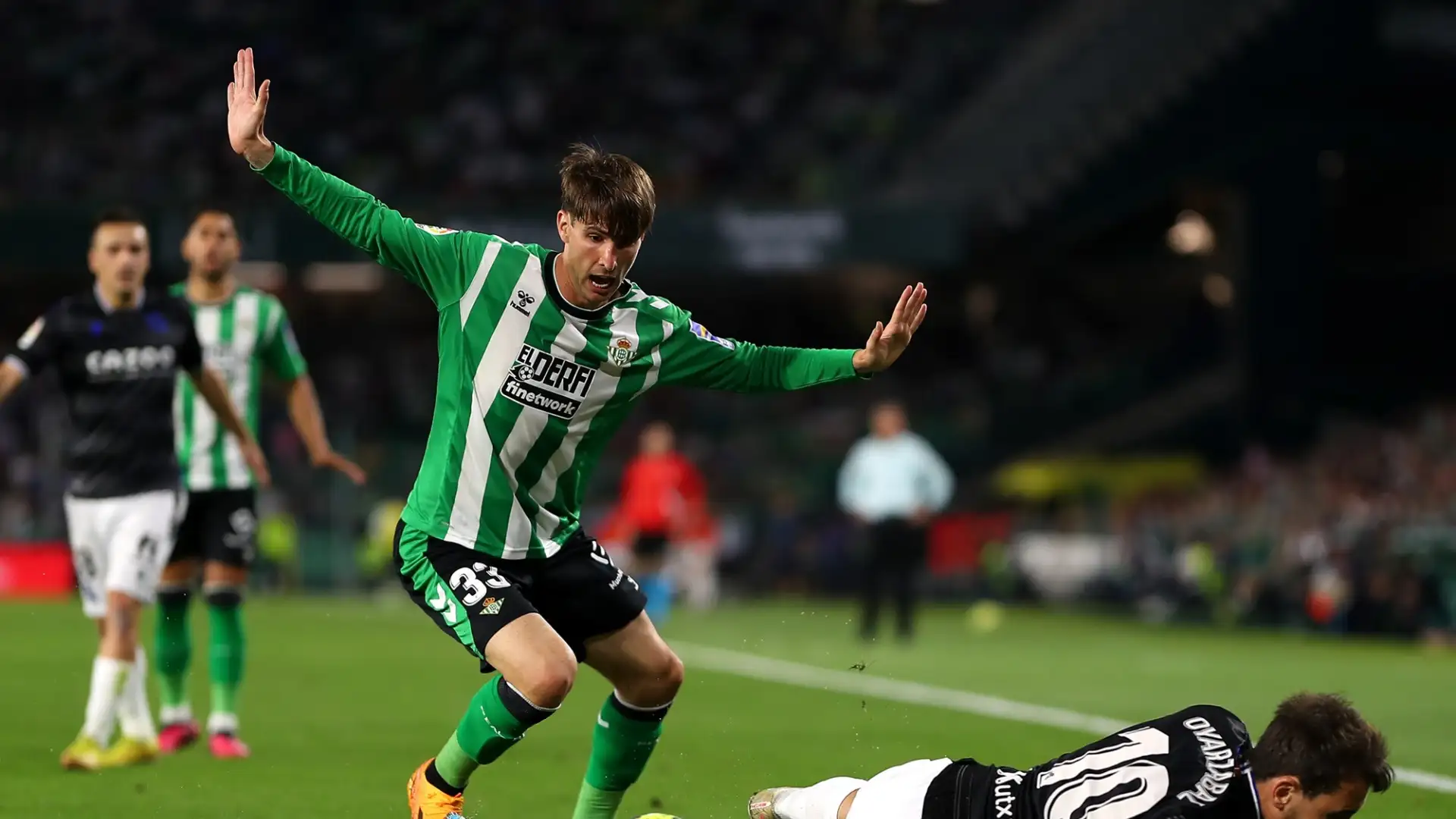 Difesa a 3 con Juan Miranda Betis (che piace molto al Milan)

