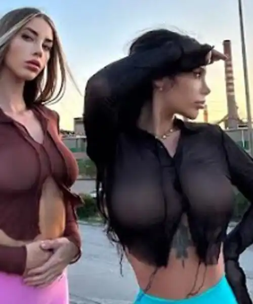 Eva Menta e Alexis Mucci: nuove sexy foto, questa volta con un fine nobile