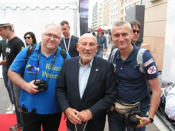 L'autore di queste splendide foto in compagnia di Stirling Moss e di un amico.