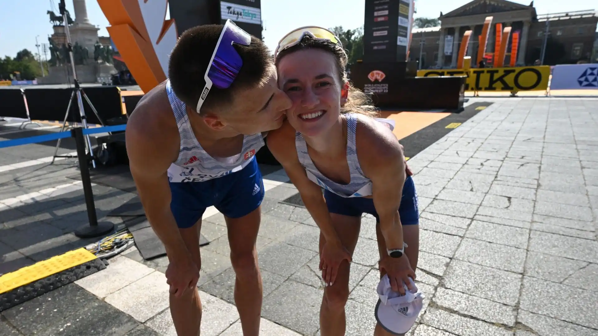 Mondiali di atletica: le foto del gesto che rimarrà nella storia
