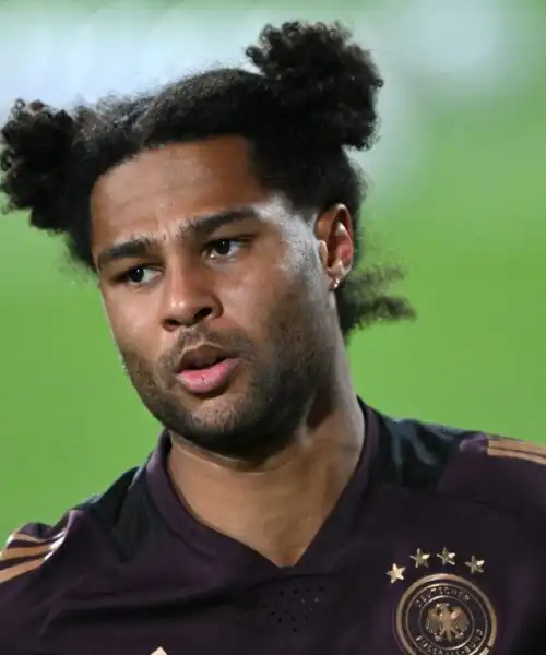 Mondiali in Qatar 2022: le foto del pazzo look di Serge Gnabry