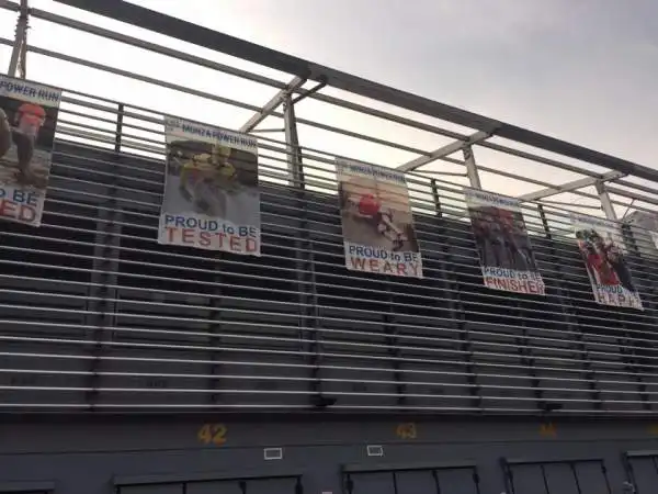 I volontari sono al lavoro per piazzare gli ostacoli che caratterizzeranno la spettacolare gara non competitiva. La partenza, da tradizione, dall'Autodromo di Monza.