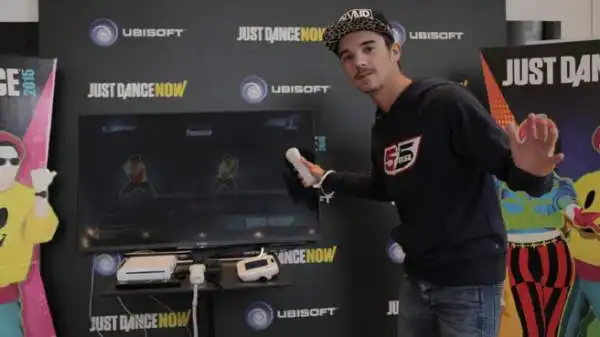 Il giovane rapper Moreno, tifoso juventino, si è esibito dalla terrazza del Mondadori Megastore di piazza del Duomo a Milano con un live dedicato al videogioco 'Just Dance 2015'.