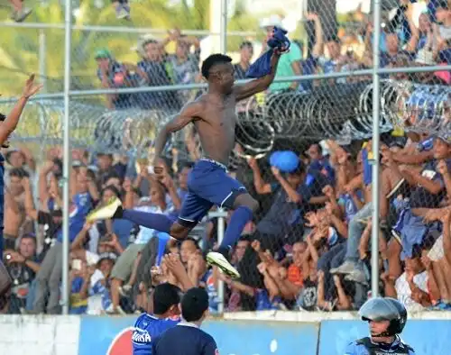 Tragedia allo stadio, almeno cinque morti