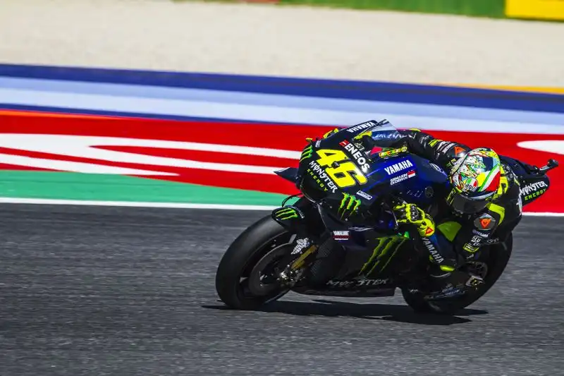 Franco Morbidelli è quarto, davanti al campione del mondo Marc Marquez e alla Ducati di Andrea Dovizioso. Settimo a otto decimi Valentino Rossi.