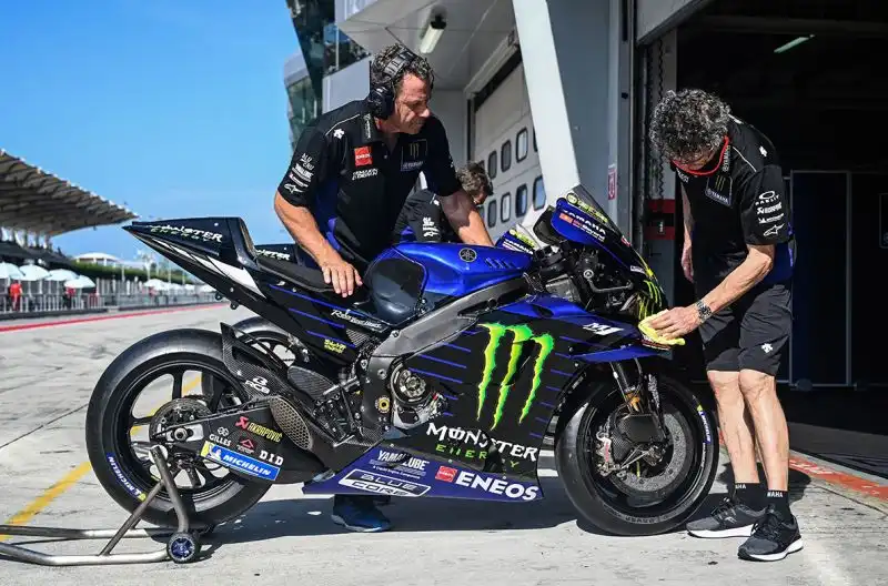 I primi riscontri crnometrici hanno visto nelle prime dieci posizioni anche tre piloti italiani. Petrucci, su Ducati, davanti a Rossi e al suo compagno di squadra Dovizioso.