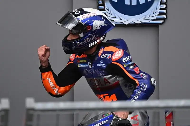 Dopo Oliveira, Miller e Pol Espragaro alle spalle del podio Mir, Dovizioso e Rins, nono Valentino Rossi.