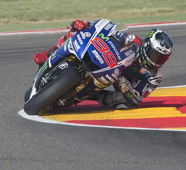 Lo spagnolo della Yamaha Jorge Lorenzo ha preceduto dopo una corsa stupenda e ricca di emozioni Aleix Espargaro e Crutchlow. Brutta cadutaper Valentino Rossi.