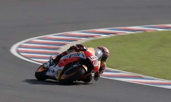 Rossi trionfa, Marquez a terra! Il centauro della Yamaha vince il duello all'ultima ruota, il campione del mondo finisce a terra.