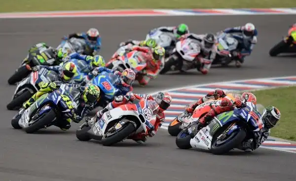 Vince Marquez, Rossi secondo. Suicidio Ducati. Jorge Lorenzo a terra.