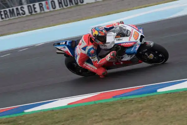 Crutchlow si impone su Zarco e Rins in una gara condizionata dalla pista umida. Marquez  punito con un drive through dopo aver spento la moto pochi secondi prima del via, rimonta e sperona Rossi.