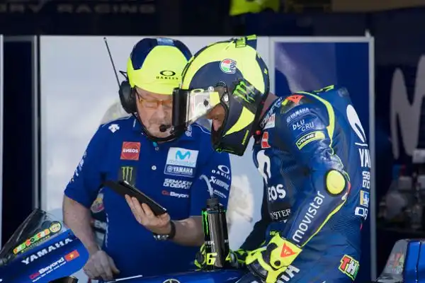 Podio tutto spagnolo ad Assen, alle spalle di Marquez la Yamaha di Viñales e la Suzuki di Alex Rins. Quarta la Ducati di Dovizioso.