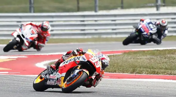 Marquez ha dominato il GP delle Americhe. La corsa è stata fortemente condizionata dalle tante cadute: a terra dopo pochi giri Rossi e Dovizioso. Sul anche Lorenzo e Iannone.