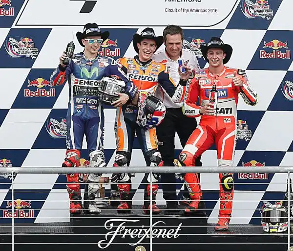 Marquez ha dominato il GP delle Americhe. La corsa è stata fortemente condizionata dalle tante cadute: a terra dopo pochi giri Rossi e Dovizioso. Sul anche Lorenzo e Iannone.