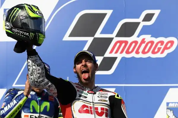 Cal Crutchlow ha vinto il Gran Premio d'Australia a Phillip Island. Il centauro della Honda ha tagliato il traguardo davanti a uno scatenato Valentino Rossi.