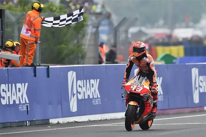 Marc Marquez domina e vince il Gran Premio di Francia. A Le Mans il centauro della Honda conferma la sua superiorità aggiudicandosi la gara in solitaria: sul podio le Ducati di Dovizioso e Petrucci.