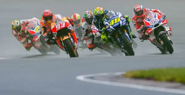 Marquez trionfa e scappa, Rossi solo ottavo. Gara da dimenticare per le Yamaha in Germania.