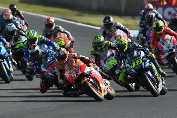 Marquez è già campione, Lorenzo e Vale ko. Incredibile epilogo del Gran Premio del Giappone, trionfa il centauro della Honda.