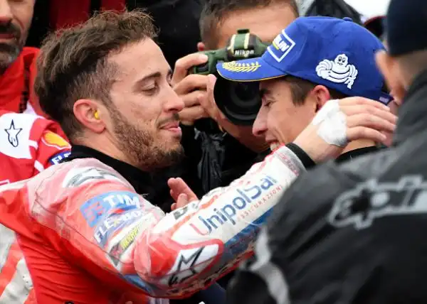 Dovizioso ha avuto la meglio dopo una bellissima battaglia fino agli ultimi metri sul suo principale rivale, lo spagnolo Marc Marquez con la Honda, sul podio anche Petrucci, quarto posto Iannone.