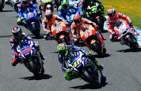 Valentino Rossi conquista a Jerez la prima vittoria della stagione, lanciando un messaggio chiaro a tutti. Il Dottore domina la corsa dal primo all'ultimo giro, distanziando Lorenzo e Marquez.