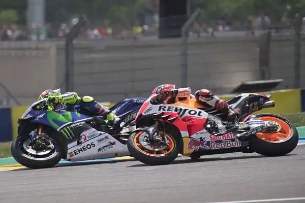 Jorge Lorenzo vince il Gran Premio di Francia a Le Mans, conducendo la corsa dall'inizio alla fine. Alle spalle dello spagnolo Valentino Rossi e la Suzuki di Maverik Vinales.
