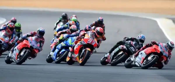 Tutto facile per Marc Marquez. Il campione del mondo in carica approfitta delle cadute di Zarco e Dovizioso e trionfa incontrastato nel Gran Premio di Francia, allungando in classifica generale. 