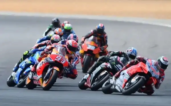 Tutto facile per Marc Marquez. Il campione del mondo in carica approfitta delle cadute di Zarco e Dovizioso e trionfa incontrastato nel Gran Premio di Francia, allungando in classifica generale. 