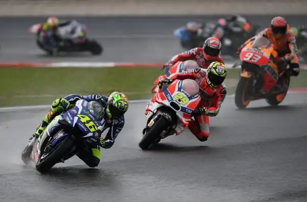 Dovizioso vince dopo 7 anni, Rossi secondo. In Malesia a terra sia Marquez sia Iannone.