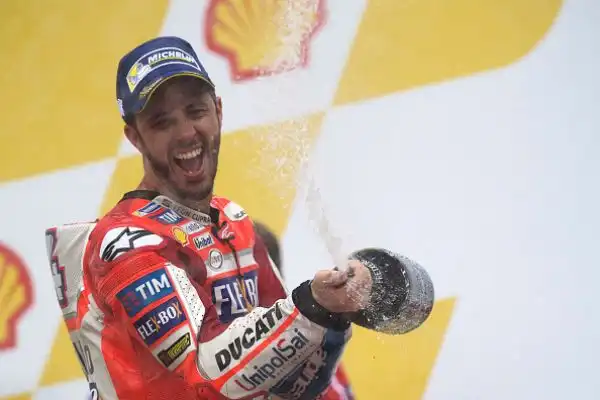 Il Dovi si mette alle spalle Lorenzo e Zarco. Solo quarto il leader della classifica generale Marc Marquez, ora a +21 su Dovizioso. Deludono le Yamaha ufficiali:  Rossi è settimo, Viñales nono.
