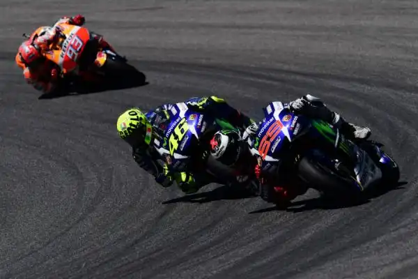 Lorenzo vince in volata il Gran Premio d'Italia. Al Mugello grande amarezza per i tifosi di Rossi costretto a ritirarsi al settimo giro per la rottura del motore. Secondo Marquez terzo Iannone.