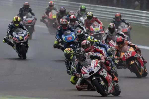 Diluvio ad Assen: Rossi cade, Marquez gode. Enorme occasione sprecata dal Dottore. Lorenzo decimo.