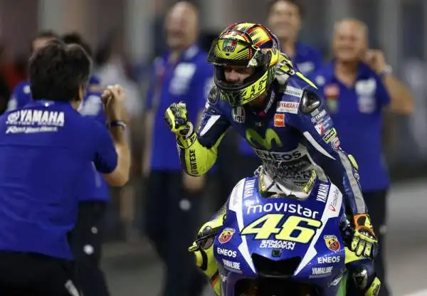 Rossi magnifico, domate le Ducati! Il centauro della Yamaha vince a Losail superando dopo una splendida corsa Dovizioso e Iannone. Quarto Lorenzo.