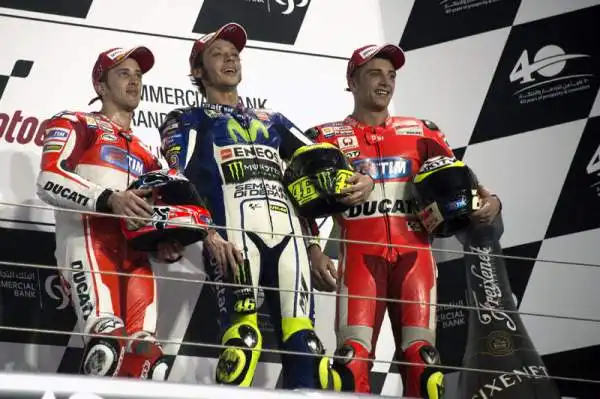 Qatar. La stagione si apre con un podio tutto italiano, con Valentino Rossi davanti a Iannone e Dovizioso. Lorenzo quinto e subito a -12.
