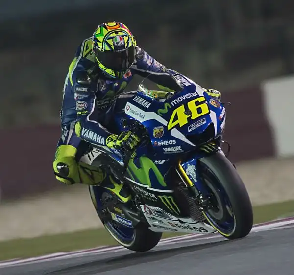 Lorenzo inizia come aveva terminato il 2015: vincendo. Il campione del mondo si aggiudica il primo Gran Premio della stagione a Losail davanti a Dovizioso e a Marquez. Rossi quarto.