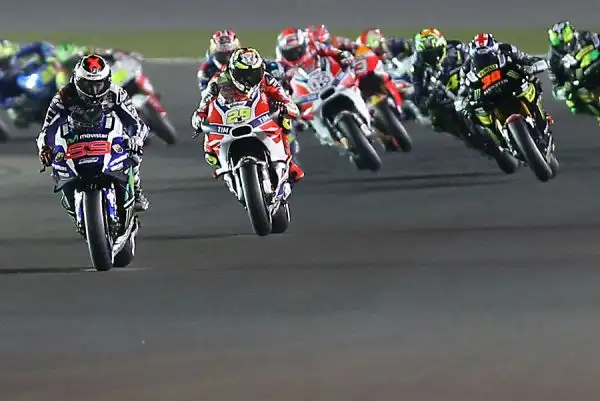 Lorenzo inizia come aveva terminato il 2015: vincendo. Il campione del mondo si aggiudica il primo Gran Premio della stagione a Losail davanti a Dovizioso e a Marquez. Rossi quarto.