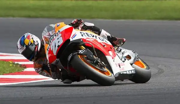Marquez batte Lorenzo, Rossi ottimo 3°. Spettacolo a Silverstone, dove il campione spagnolo torna a vincere dopo uno splendido duello con il grande rivale. Il Dottore conquista il podio resistendo all