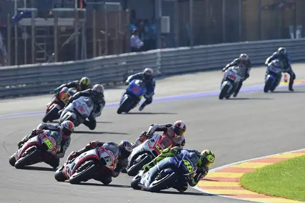 E' la domenica più amara per Valentino Rossi. Jorge Lorenzo vince il GP e si laurea campione del mondo, sorpassando il Dottore, quarto al traguardo, in classifica iridata proprio all'ultima corsa.