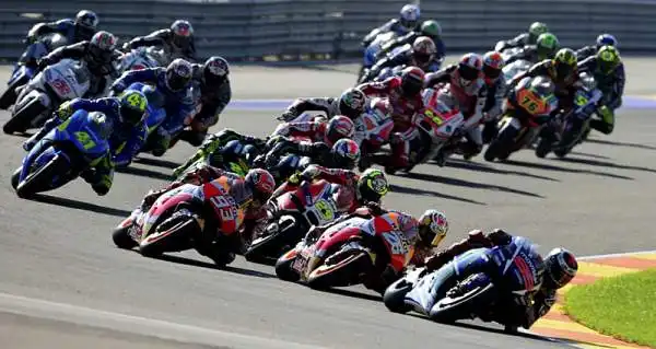 E' la domenica più amara per Valentino Rossi. Jorge Lorenzo vince il GP e si laurea campione del mondo, sorpassando il Dottore, quarto al traguardo, in classifica iridata proprio all'ultima corsa.