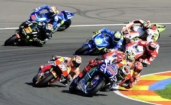 E' la domenica più amara per Valentino Rossi. Jorge Lorenzo vince il GP e si laurea campione del mondo, sorpassando il Dottore, quarto al traguardo, in classifica iridata proprio all'ultima corsa.