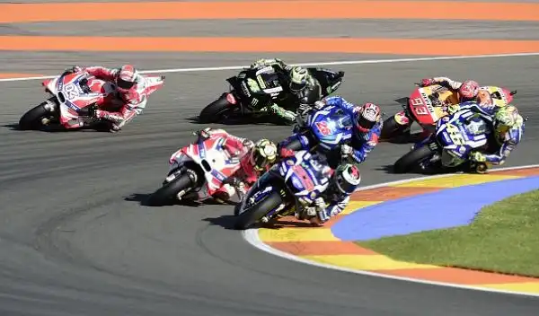 Lorenzo vince l’ultima in Yamaha, Rossi quarto. A Valencia terzo posto per Iannone, all'ultima in Ducati.